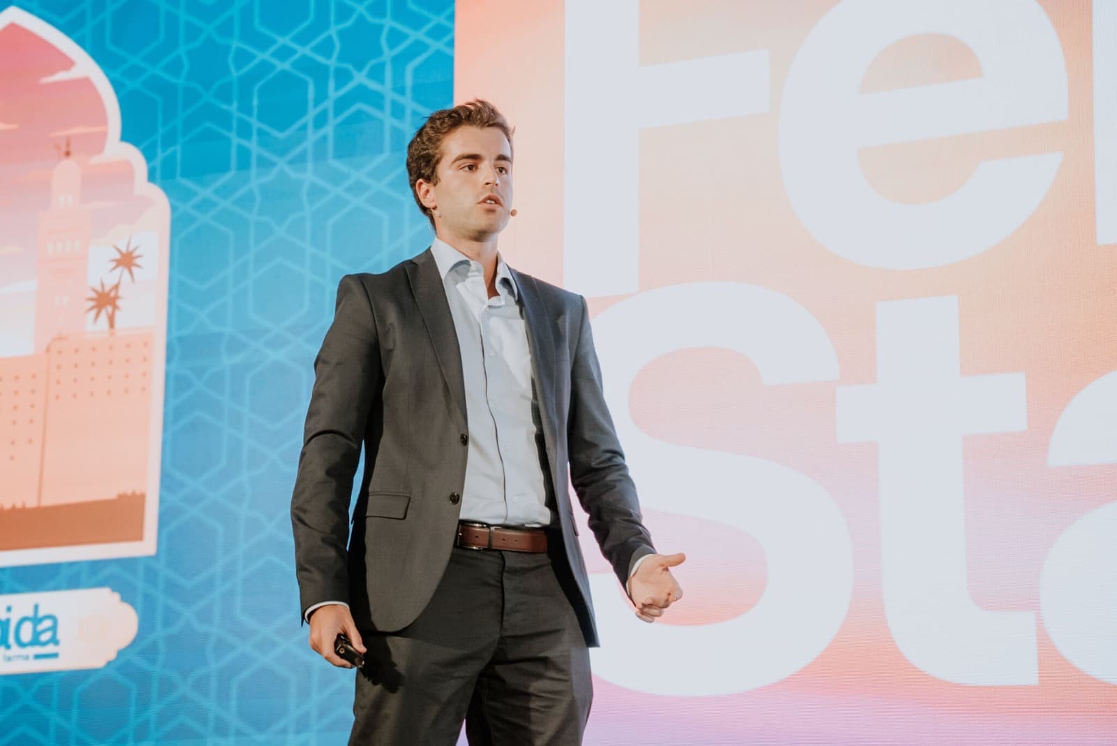 Felipe Stalman presentando en el escenario